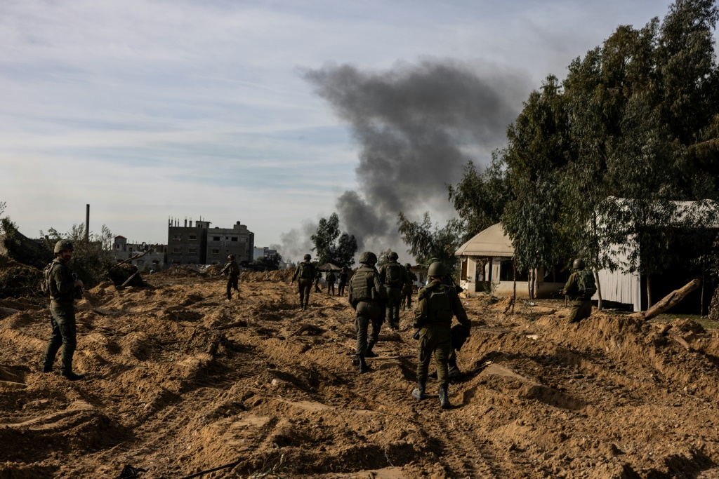  أشارت الصحيفة الفرنسية، إلى أن الجيش الإسرائيلي أسقط منذ بدء هجومه نحو 29 ألف قنبلة على مساحة 360 كيلومترا مربعا من قطاع غزة (أ ف ب) 