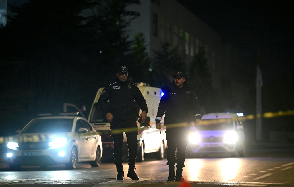عناصر من الشرطة التركية يغلقون الشارع الذي يقع فيه مصنع شركة "بروكتر آند غامبل" الأميركية في منطقة جبزي بالقرب من اسطنبول في 1 شباط/فبراير 2024 (ا ف ب)