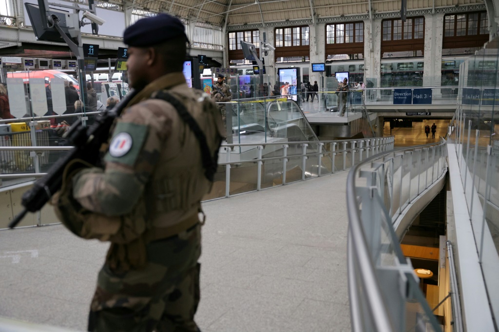 جندي فرنسي في محطة ليون بجنوب شرق باريس بعد هجوم بسكين في 3 شباط/فبراير 2024 (ا ف ب)