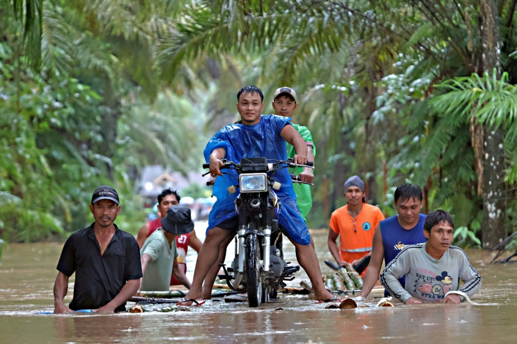 أظهرت الإحصائيات الرسمية أن عدد القتلى بسبب الانهيارات الأرضية والفيضانات بعد أسابيع من الأمطار الغزيرة في جزيرة مينداناو جنوب الفلبين ارتفع إلى 10 أشخاص (ا ف ب)