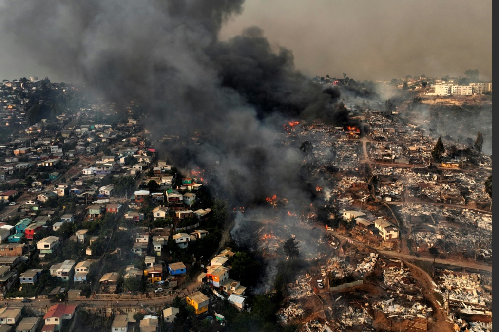 لقطة جوية لحريق على تلال مدينة بينيا ديل مار في تشيلي في الثالث من شباط/فبراير 2024 (ا ف ب)