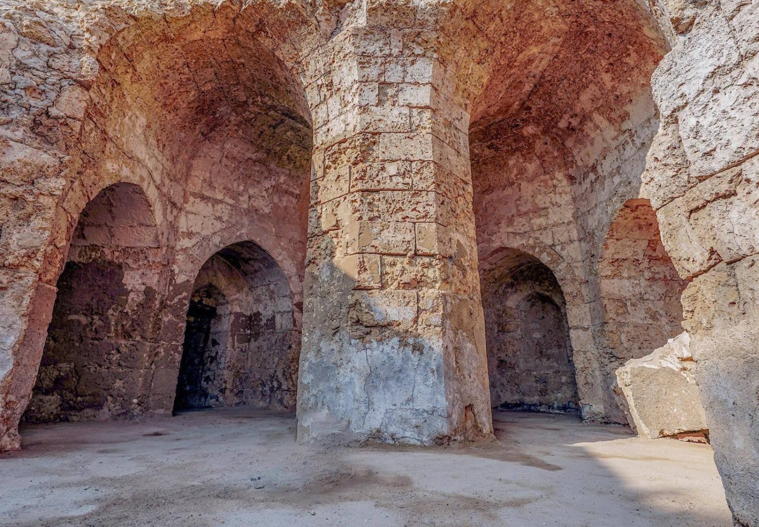 كشفت الدراسات في مسجد عثمان بن عفان عن مواد أثرية يعود أقدمها إلى القرنين السابع والثامن الميلادي (واس)
