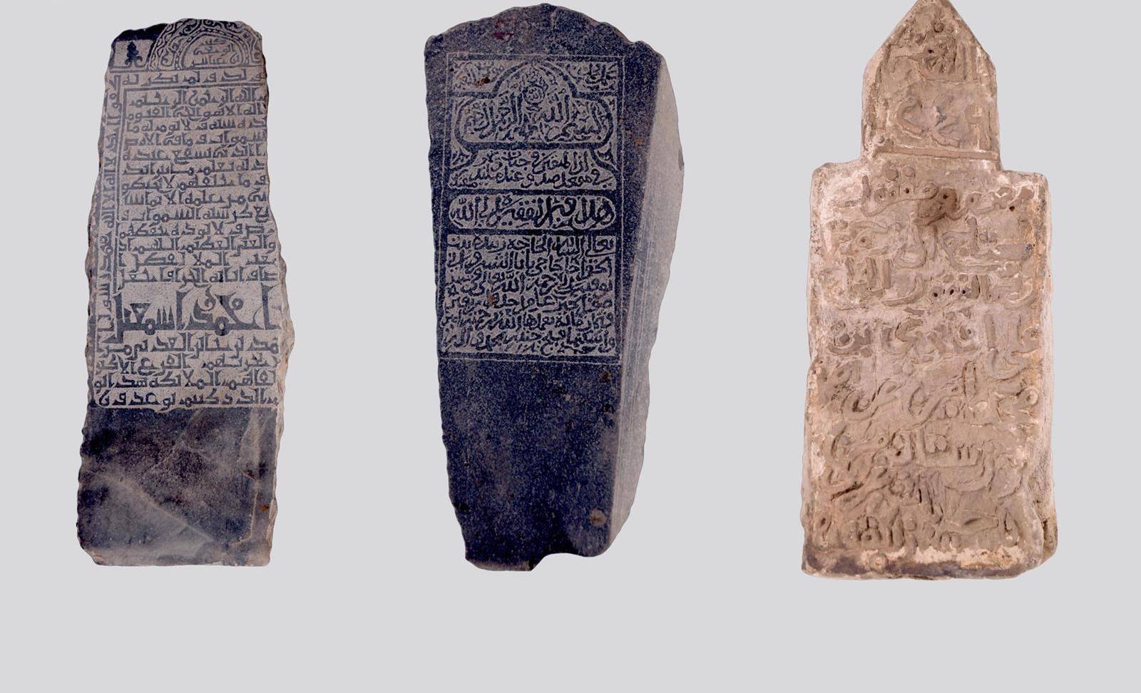 شواهد قبور من الأحجار المنقبية والغرانيت والرخام حُفر عليها بعض الكتابات وجدت في مقابر جدة التاريخية (واس)