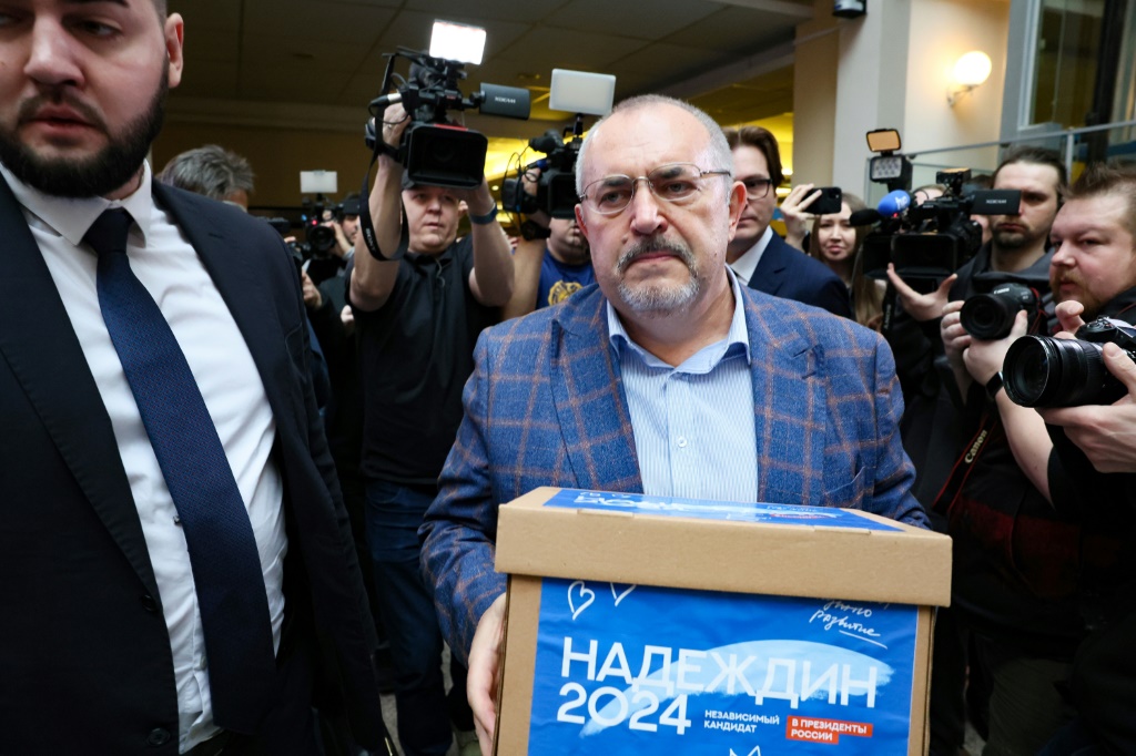 المرشح للانتخابات الرئاسية الروسية بوريس ناديجدين يصل إلى مقر اللجنة الانتخابية لتقديم التواقيع اللازمة لتسجيل ترشيحه في 31 كانون الثاني/يناير 2024 في موسكو (ا ف ب)