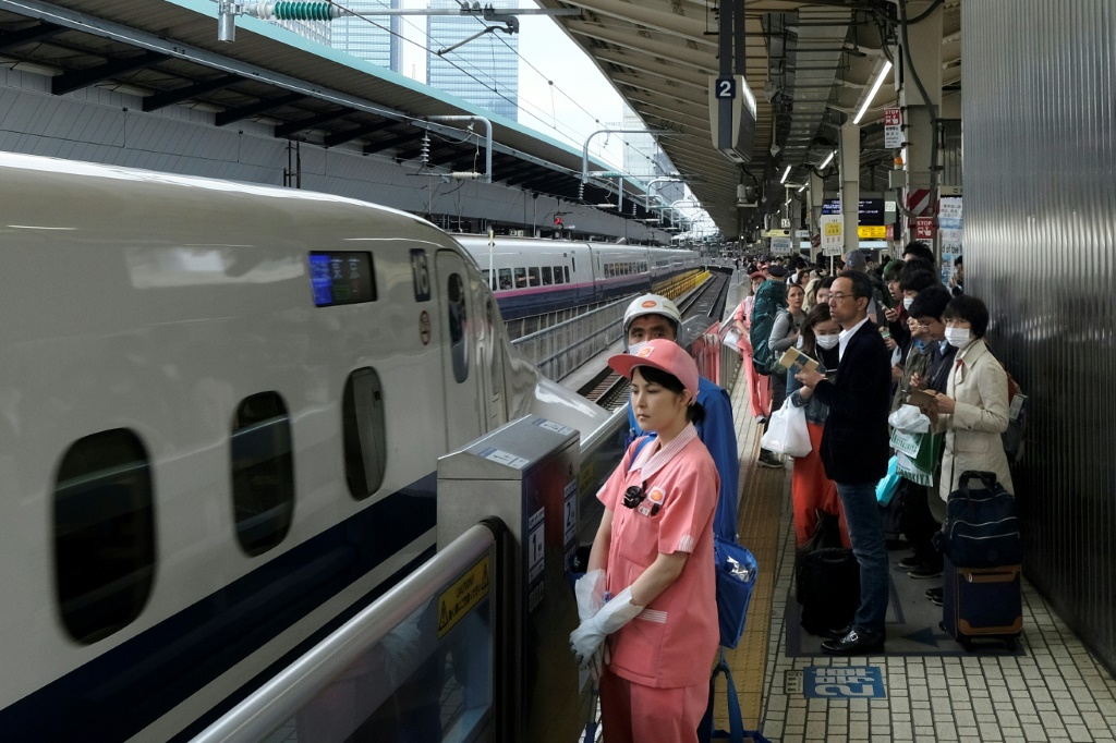 ركاب ينتظرون في محطة قطارات في طوكيو في 27 نيسان أبريل 2019 (ا ف ب)