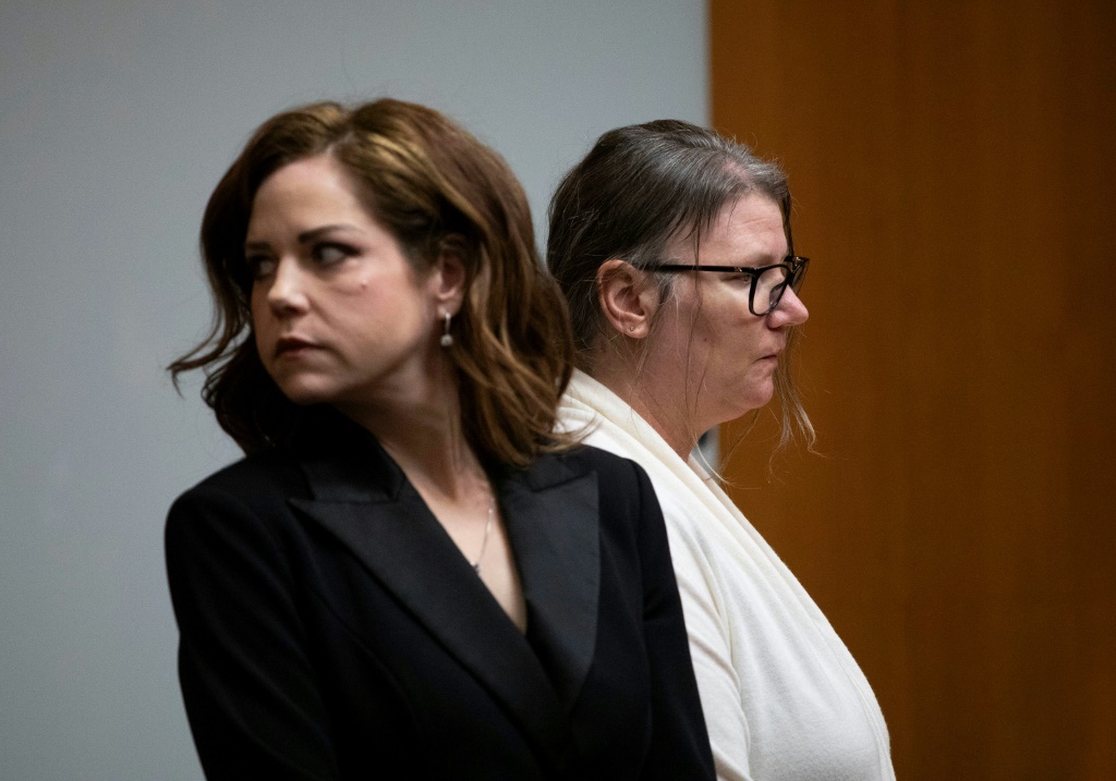 جينيفر كرومبلي (على اليمين)، والدة مطلق النار في مدرسة أكسفورد الثانوية إيثان كرومبلي، ومحاميتها شانون سميث (على اليسار) (ا ف ب)