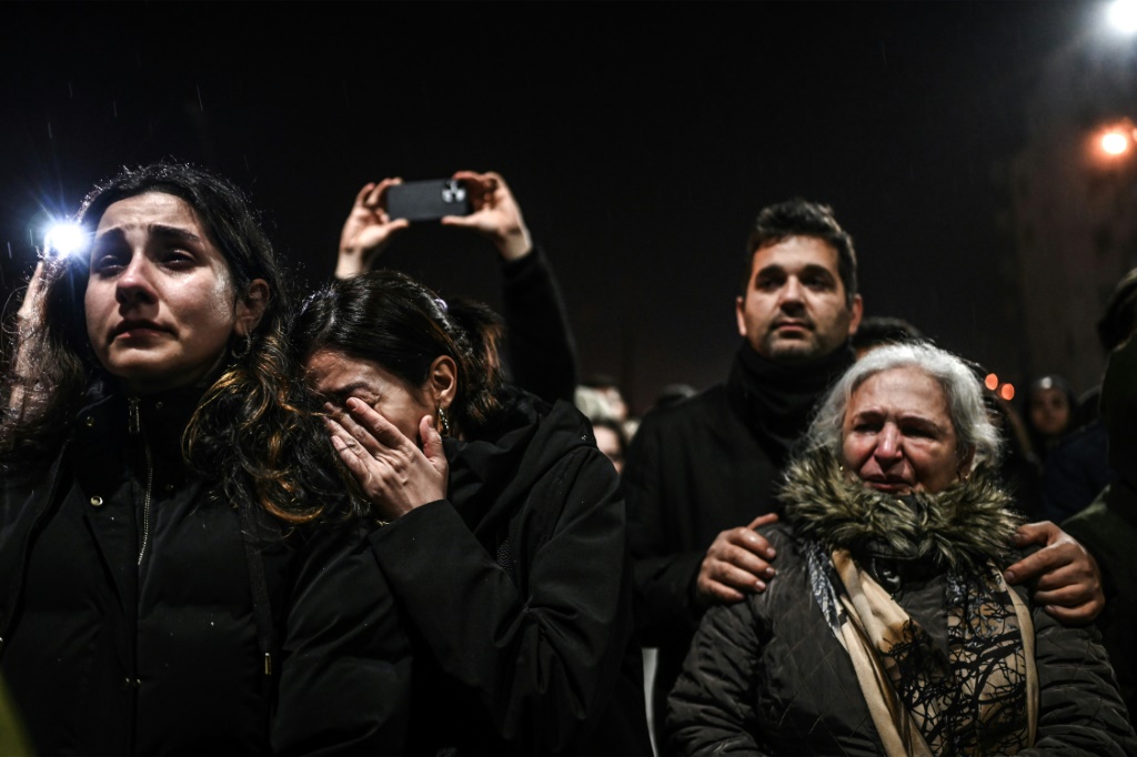 تجمع الناجون في أنطاكيا لإحياء الذكرى الأولى للزلزال الكارثي الذي ضرب تركيا. (ا ف ب)