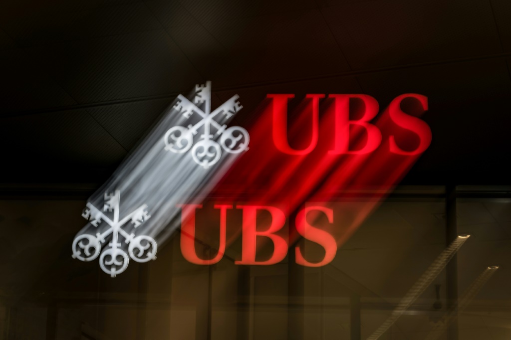 يقول الرئيس التنفيذي لـ UBS، سيرجيو إرموتي، إن البنك حقق "تقدمًا هائلاً" في دمج بنك Credit Suisse. (ا ف ب)