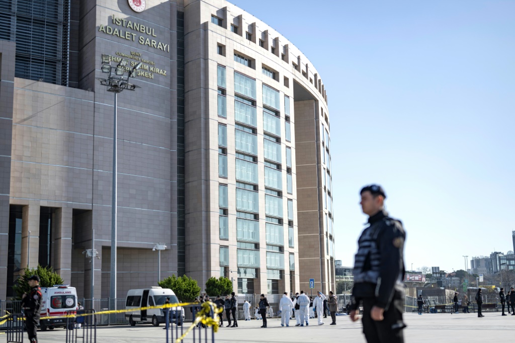 وأغلقت الشرطة مداخل المحكمة الرئيسية في اسطنبول بعد إطلاق النار (أ ف ب)   