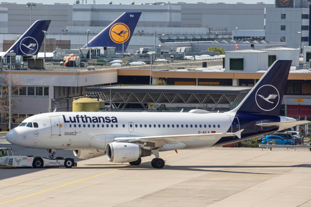 طائرة ايرباص تابعة لشركة لوفتهانزا في مطار فرانكفورت في 2 أيلول/سبتمبر 2022 (أ ف ب)   
