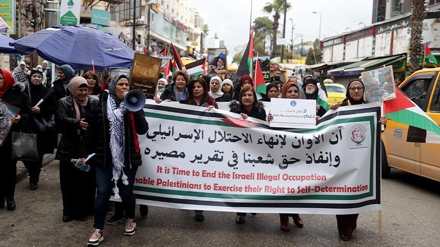 رفعت المشاركات لافتات تطالب بوقف الحرب الإسرائيلية على قطاع غزة، ومساعدة النساء الفلسطينيات وتأمين الأمن والسلام لهن (الاناضول)