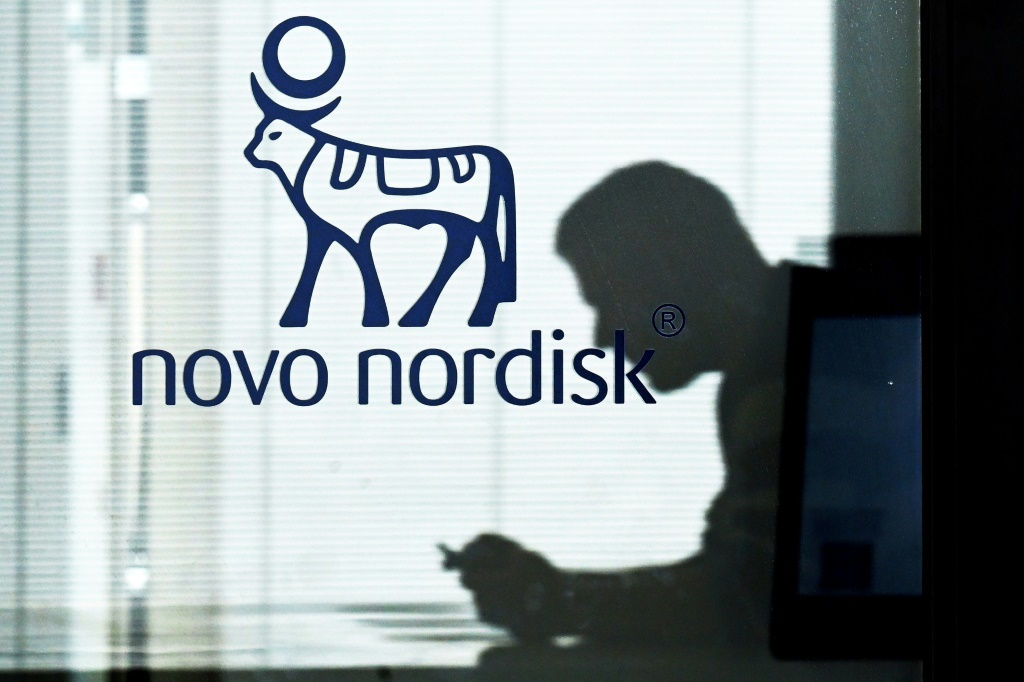 موظف أمام شعار شركة الصناعة الدوائية الدنماركية "نوفو نورديسك" في هيليرويد (الدنمارك) في أيلول/سبتمبر 2023 (ا ف ب)