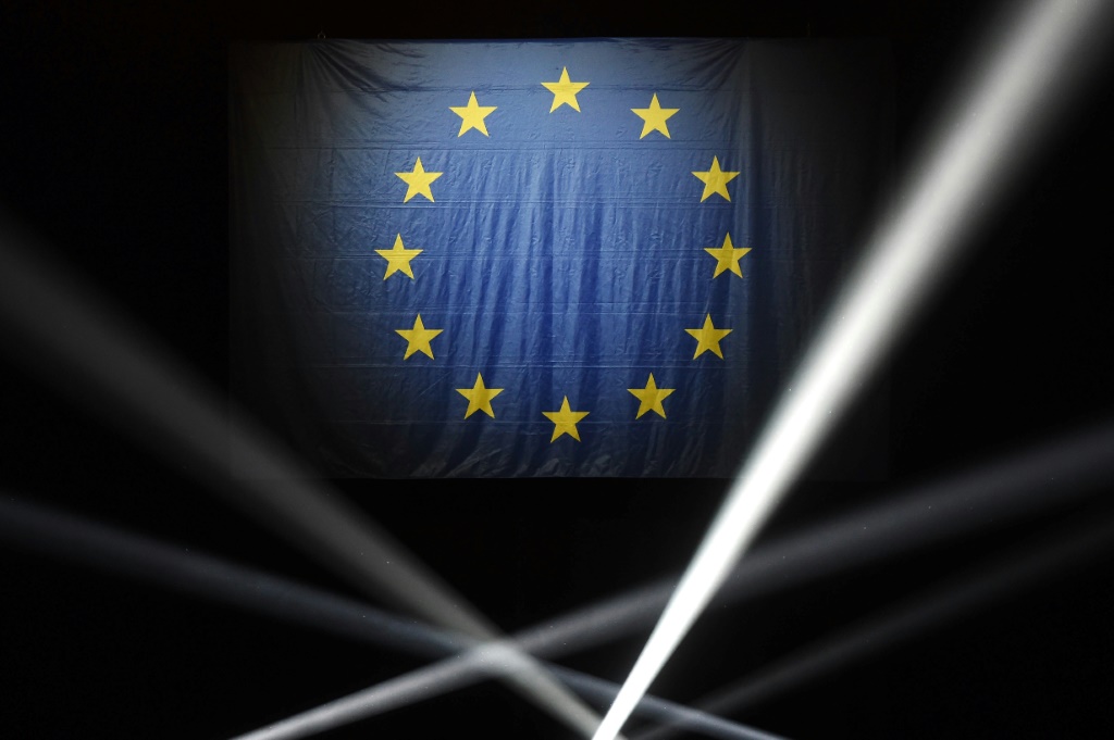 علم الاتحاد الاوروبي ويضم 12 نجمة (أ ف ب)   