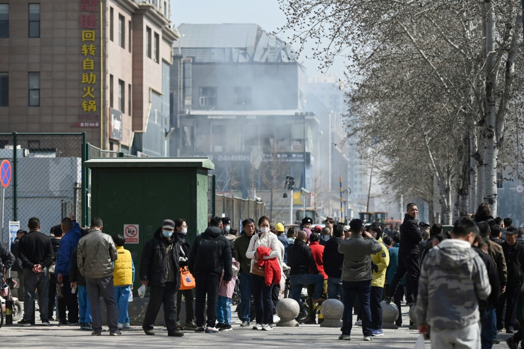 حشد تجمع للمساعدة في عمليات إنقاذ في مكان انفجار في سانخه في ضاحية بكين في 13 آذار/مارس 2024. (ا ف ب)