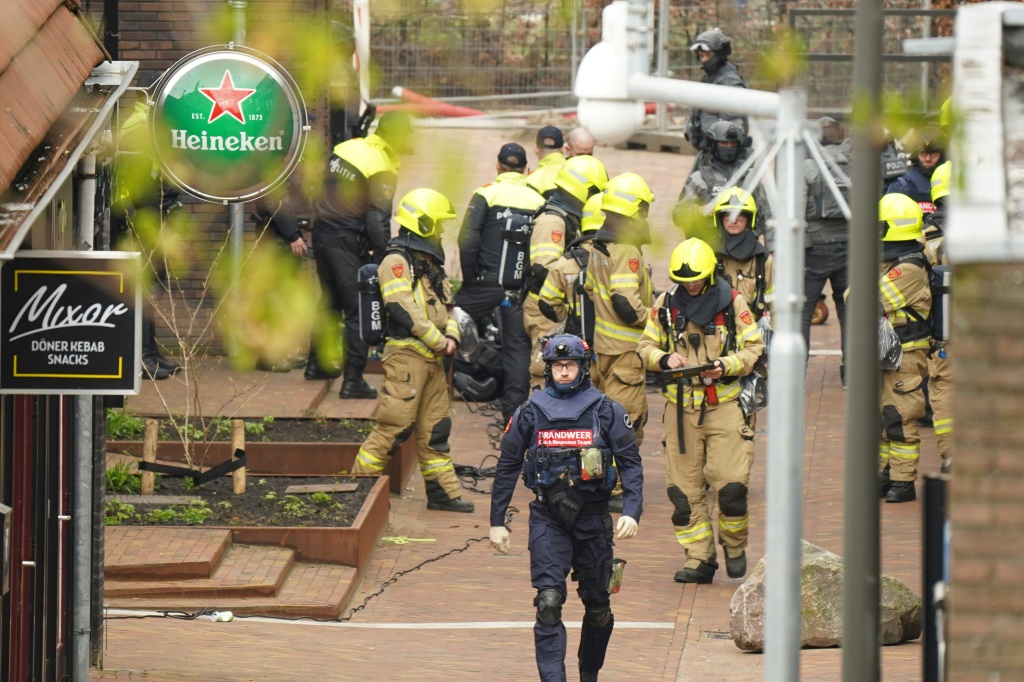 تجمع عناصر الشرطة والطوارئ بعد احتجاز عدد من الرهائن في إيدي بتاريخ 30 آذار/مارس 2024 (ا ف ب)