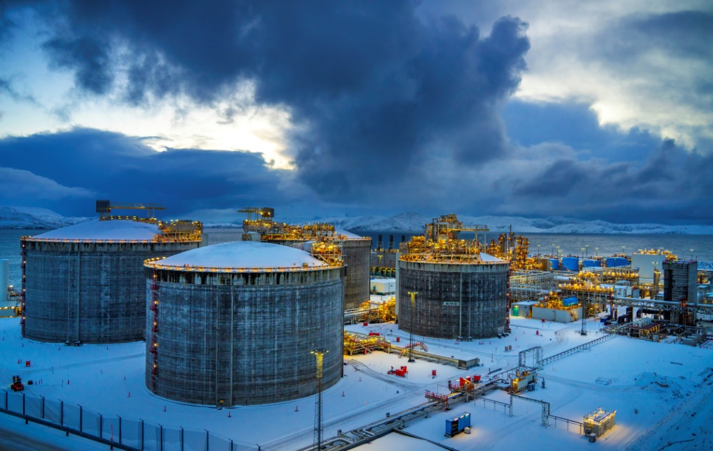    تذهب عائدات صناعة النفط والغاز الضخمة إلى صندوق الثروة السيادية النرويجي، الذي تبلغ قيمته الآن 1.6 تريليون دولار. (أ ف ب)   