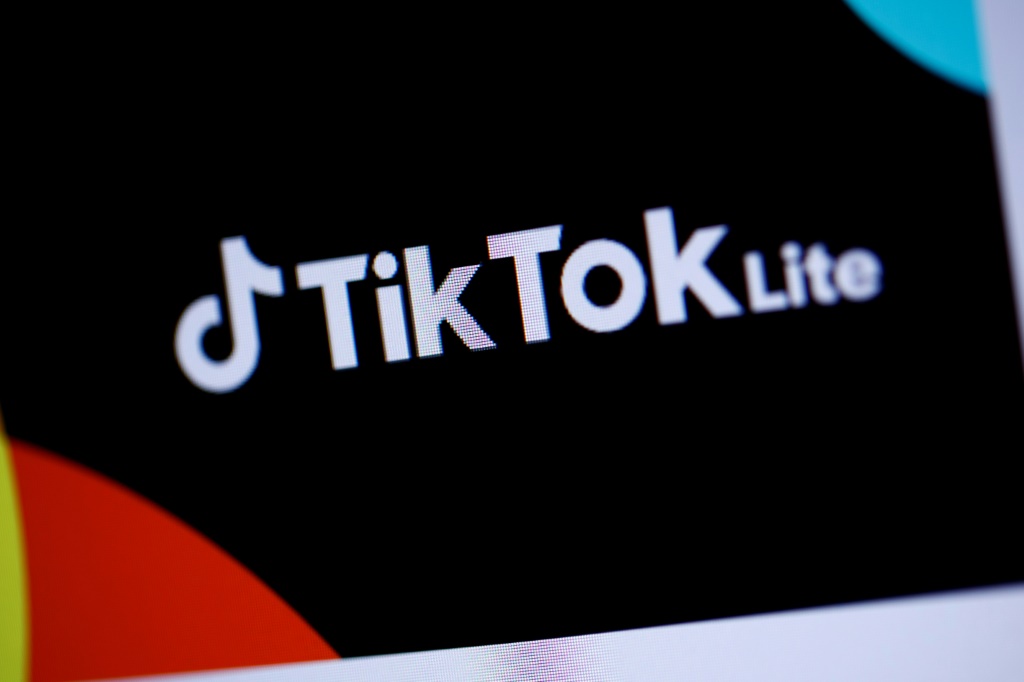 شعار خدمة "تيك توك لايت" على شاشة جهاز محمول في باريس في 11 نيسان/ابريل 2024 (ا ف ب)