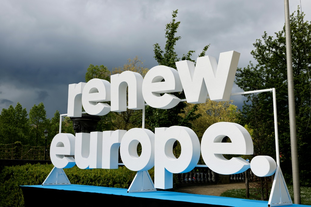 صورة تم التقاطها في بروكسل في 17 نيسان/أبريل 2024 لشعار مجموعة تجديد أوروبا خارج مقر الاتحاد الأوروبي. (ا ف ب)