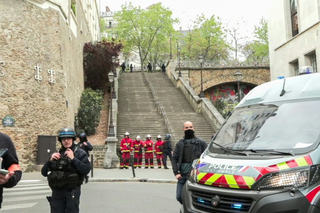وطوقت الشرطة الفرنسية المنطقة المحيطة بالقنصلية (أ ف ب)   