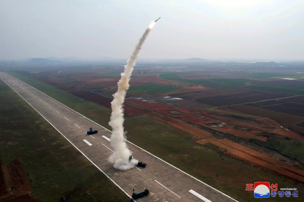 تظهر هذه الصورة التي تم التقاطها في 19 أبريل 2024 ونشرتها وكالة الأنباء المركزية الكورية الرسمية في كوريا الشمالية في 20 أبريل اختبار إطلاق لصواريخ "بيولجي-1-2" الجديدة المضادة للطائرات. (ا ف ب)