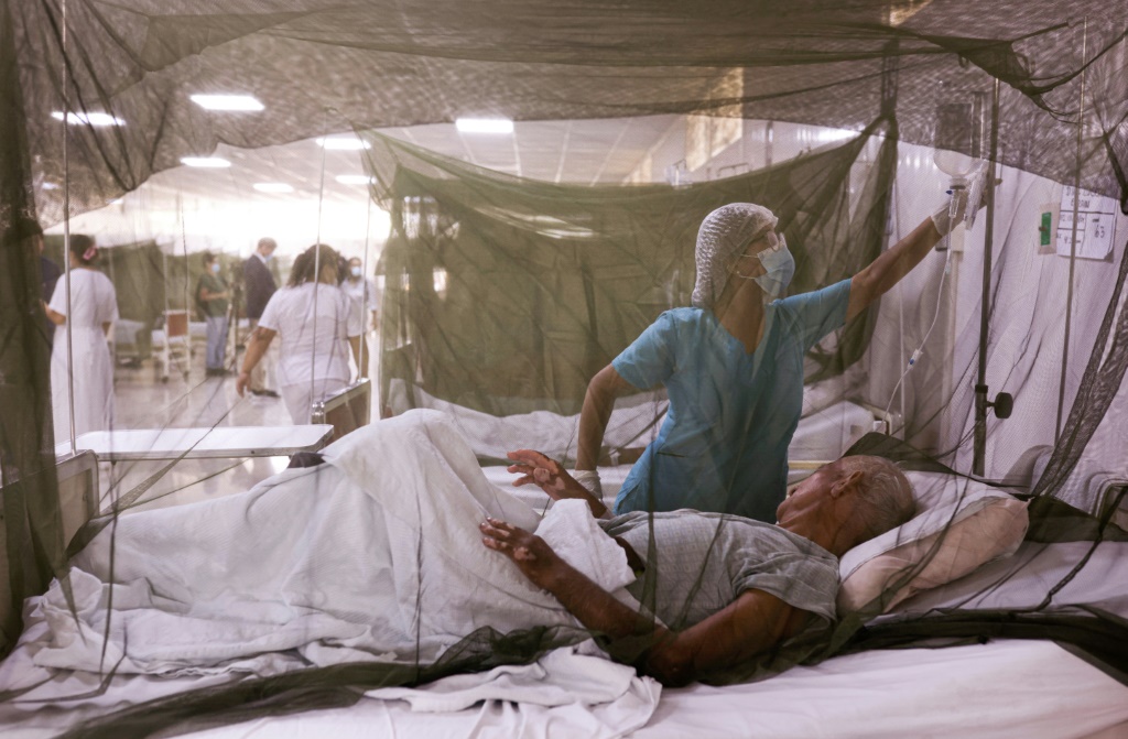 ممرضة تعتني بمريض مصاب بفيروس حمى الضنك في مستشفى سيرجيو بيرناليس في ليما بتاريخ 17 نيسان/أبريل 2024 (ا ف ب)