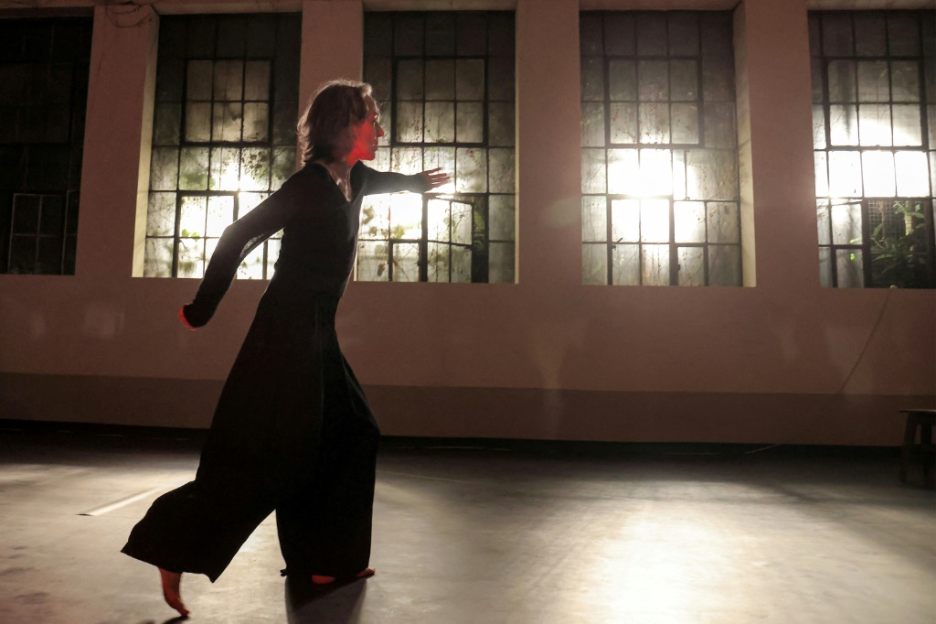 الراقصة ومصممة الرقص السويسرية آن مارتان ترقص خلال افتتاح مهرجان بيروت الدولي للرقص المعاصر قرب العاصمة اللبنانية في 18 نيسان/ابريل 2024 (ا ف ب)