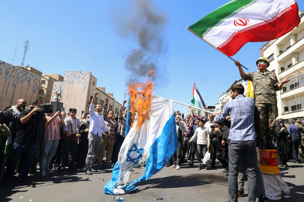 الرد الإسرائيلي على إيران مصمم بعناية وواشنطن معزولة دوليا (أ ف ب)