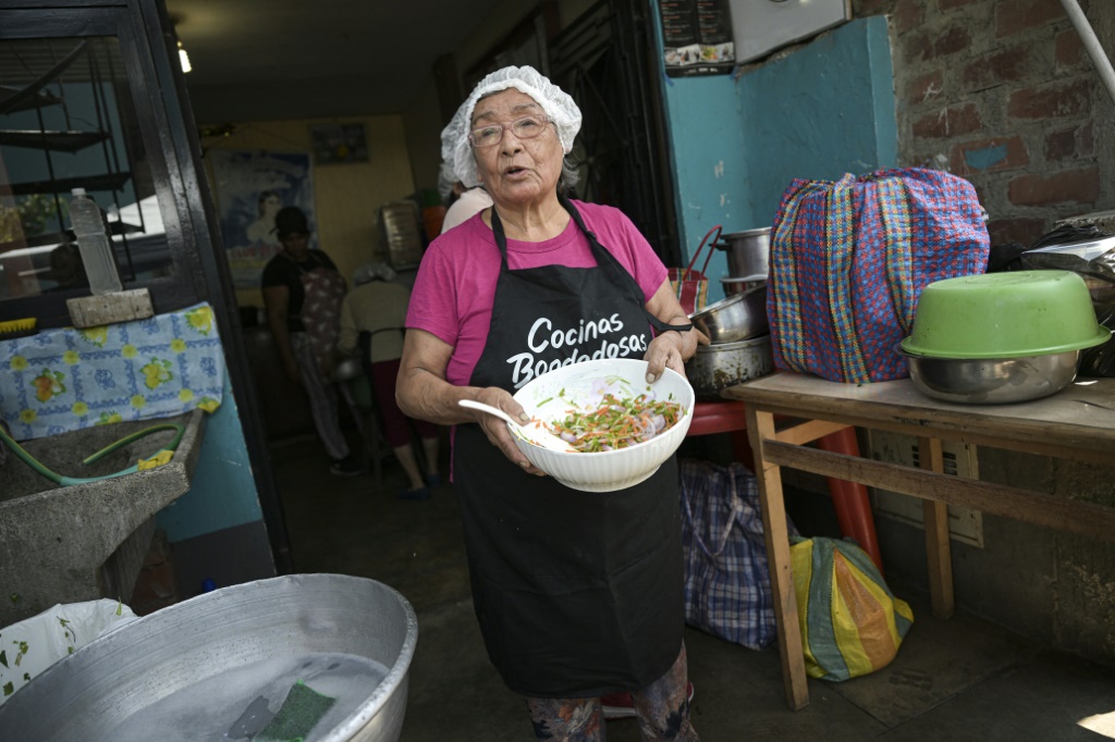 إيزابيل سانتوس تحضر طبقا بقشور الخضر في مطبخ للفقراء في ليما بتاريخ 5 نيسان/أبريل 2024 (ا ف ب)