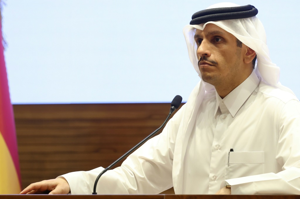 رئيس الوزراء القطري الشيخ محمد بن عبدالرحمن بن جاسم آل ثاني في الدوحة في 3 نيسان/أبريل 2024 (أ ف ب)   