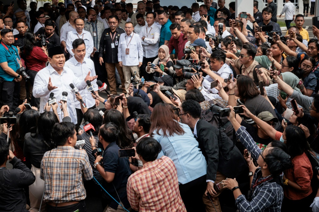 وخاطب الرئيس الإندونيسي المنتخب برابو سوبيانتو وسائل الإعلام قبل الحفل الذي أقيم في العاصمة جاكرتا (ا ف ب)