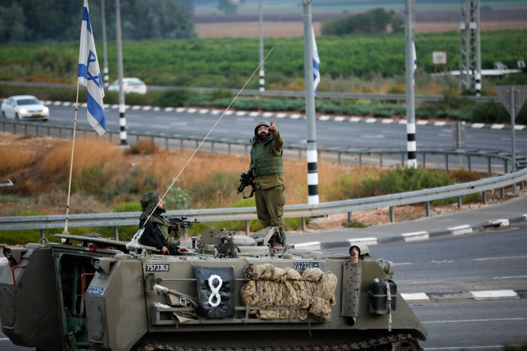 آلية عسكرية إسرائيلية مدرعة تتمركز عند مفترق طرق قرب مدينة كريات شمونة قرب الحدود مع لبنان في 15 تشرين الأول/أكتوبر 2023 (ا ف ب)