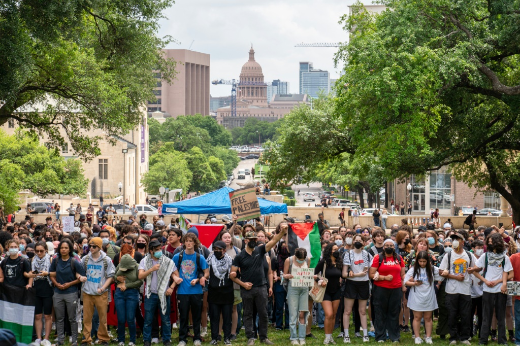 طلاب يتظاهرون تأييدا للفلسطينيين في جامعة تكساس في أوستن في 24 نيسان/أبريل 2024 (ا ف ب)