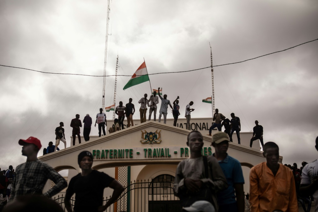 متظاهرون يلوحون بعلم النيجر خلال تظاهرة نيامي في عيد الاستقلال في 3 آب أغسطس 2023 (ا ف ب)
