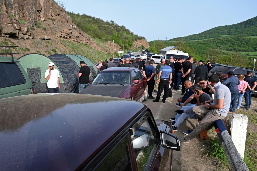 ويأمل المتظاهرون في إحباط خطط أرمينيا لإعادة السيطرة على أربع قرى أذربيجانية مهجورة (أ ف ب)   