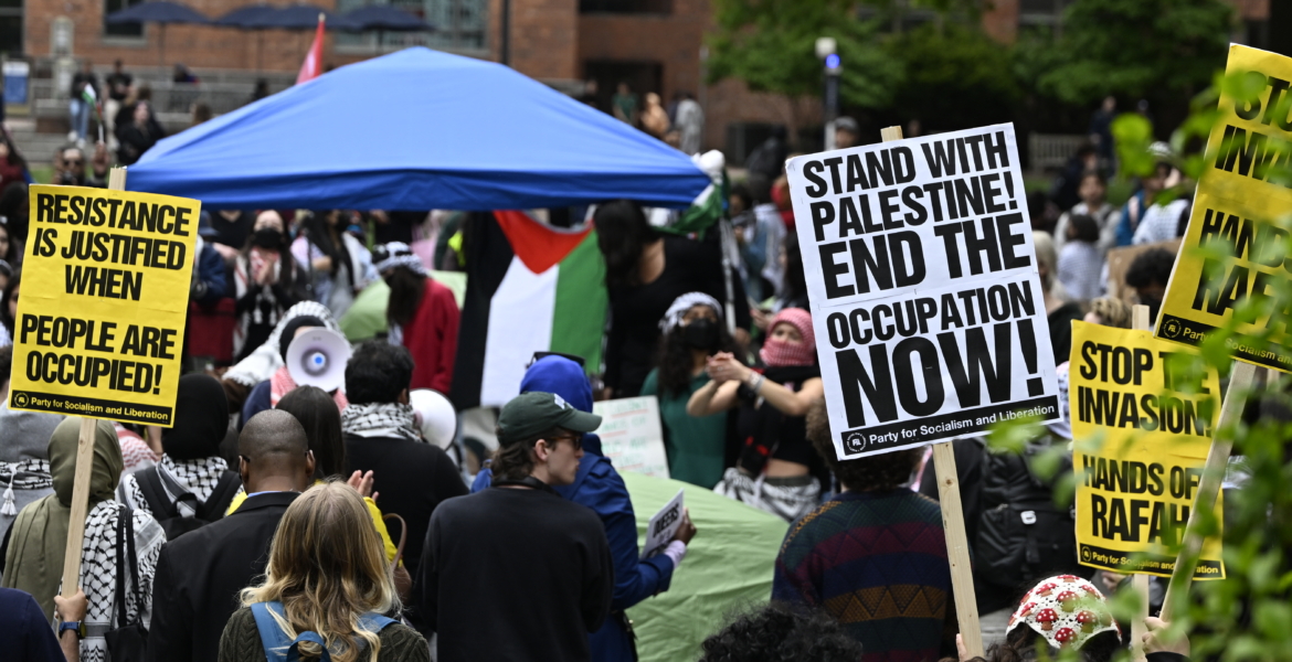 طلاب يحتجون ضد الحرب على غزة بجامعة جورج واشنطن الأمريكية ( الأناضول)
