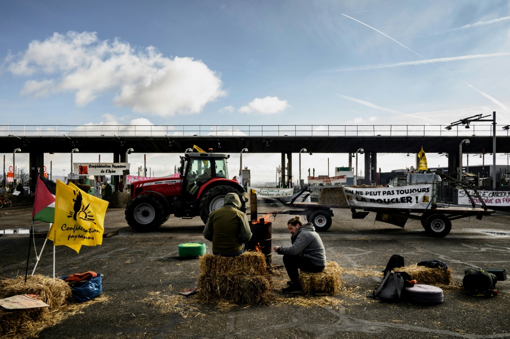 مزارعون يقفلون طريق "ايه 43" السريع خلال احتجاج على الأجور والضرائب في سان كوينتين فالافييه، بالقرب من ليون، في وسط شرق فرنسا، في 2 شباط/فبراير 2024 (ا ف ب)