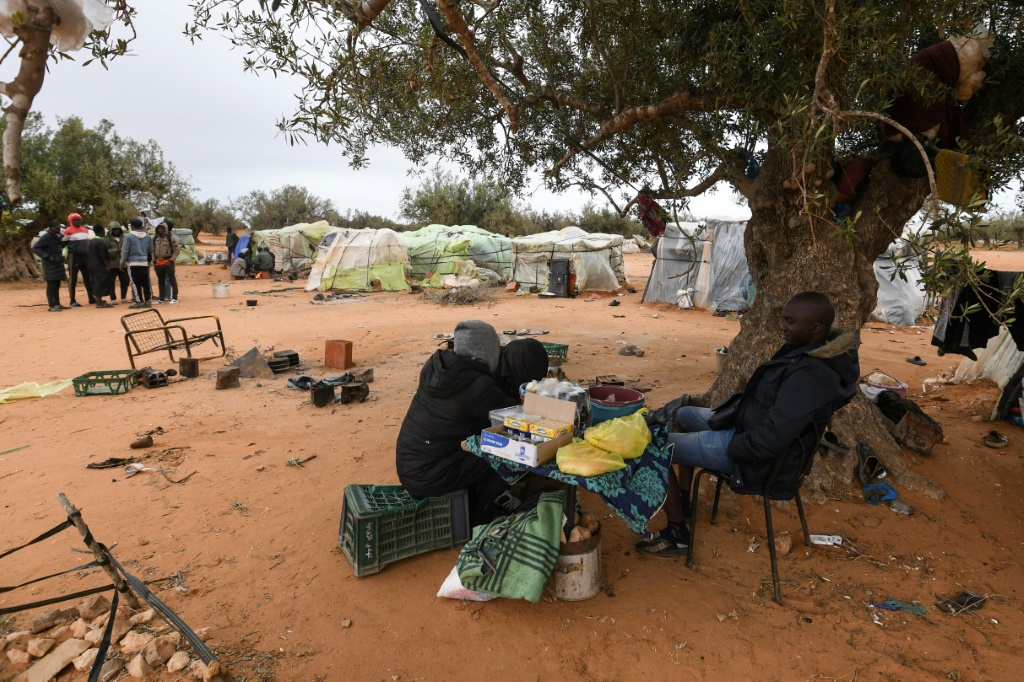 مخيم لمهاجرين من إفريقيا جنوب الصحراء في جبنيانة قرب صفاقس في تونس في 24 نيسان/أبريل 2024 (ا ف ب)
