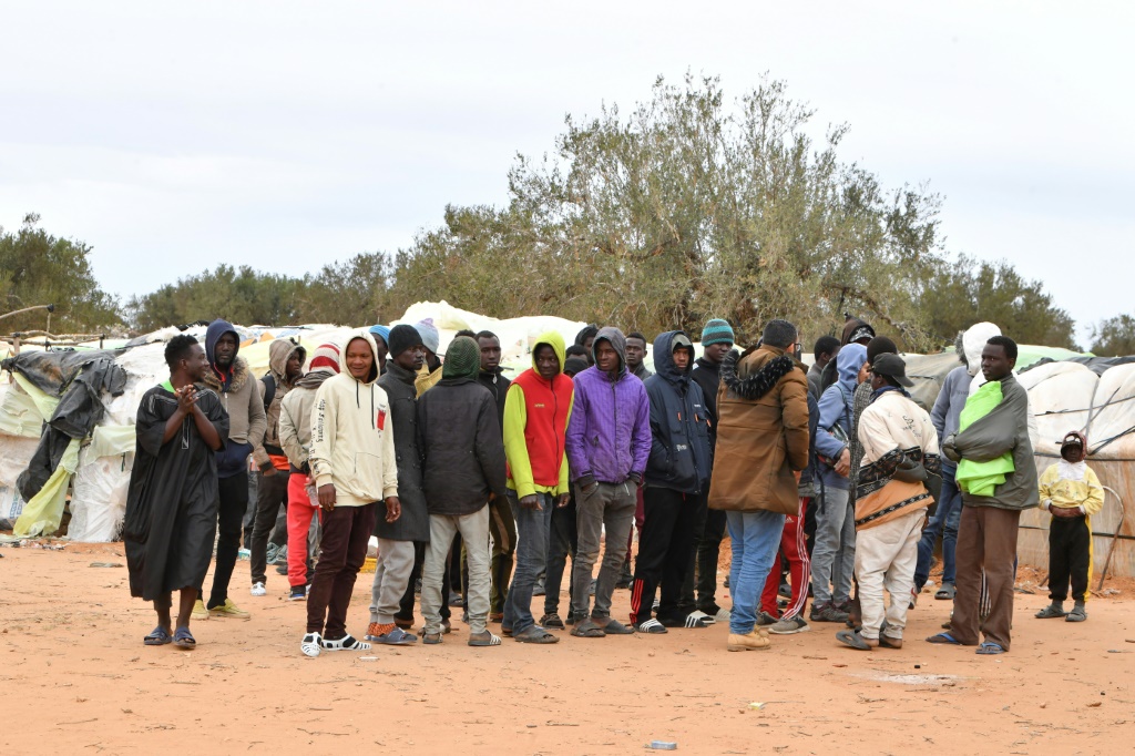  تجمع لمهاجرين من إفريقيا جنوب الصحراء في جبنيانة قرب صفاقس في تونس في 24 نيسان/أبريل 2024 (ا ف ب)