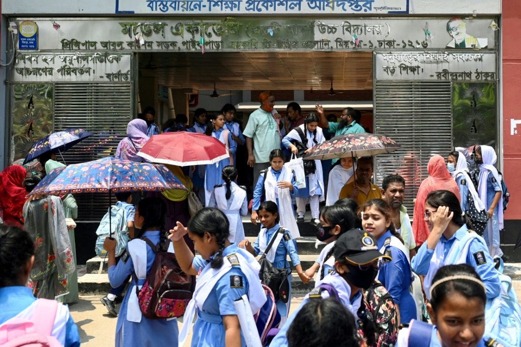 عاد الطلاب إلى الفصول الدراسية في جميع أنحاء بنجلاديش بعد أن أدت موجة الحر إلى إغلاق الفصول الدراسية على مستوى البلاد (أ ف ب)   