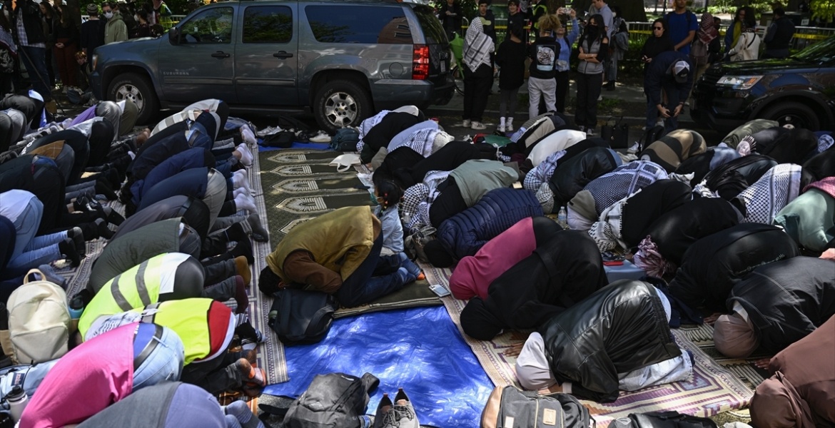 طلاب بجامعة جورج واشنطن يصلّون (الأناضول)