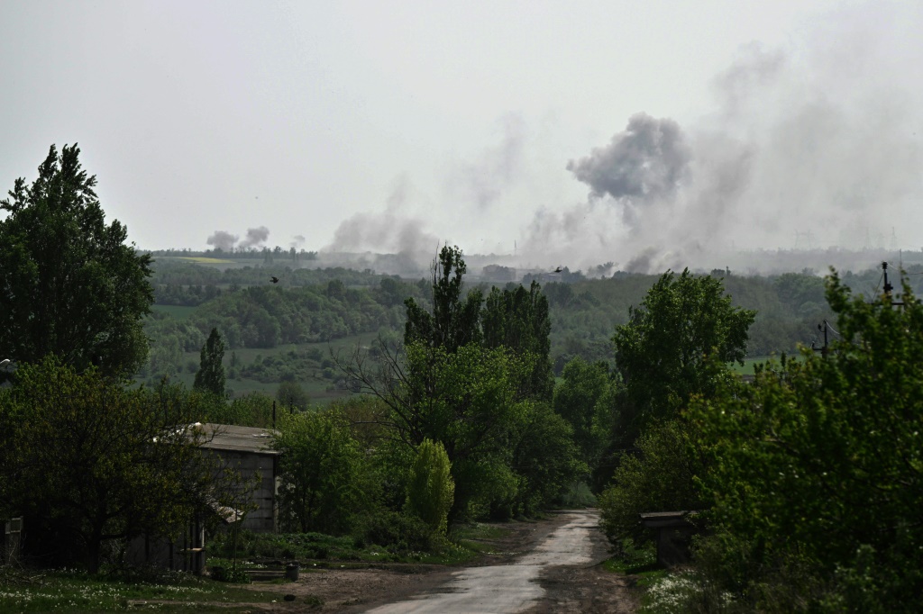 دخان أسود يتصاعد إثر قصف منطقة أوشيريتني بإقليم دونيتسك، في 28 نيسان/أبريل 2024، في سياق الغزو الروسي لأوكرانيا (ا ف ب)