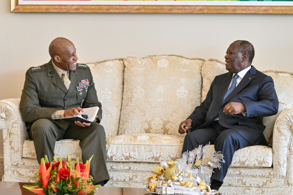 الرئيس الإيفواري الحسن واتارا (إلى اليمين) يلتقي بالجنرال مايكل لانغلي، قائد القيادة الأمريكية في أفريقيا (أ ف ب)   