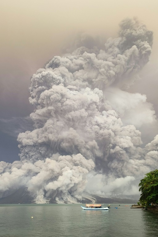 ثوران بركان جبل إيبو يظهر من جزيرة تاغولاندانغ في مقاطعة شمال سولاويسي في 30 نيسان/أبريل 2024 (ا ف ب)