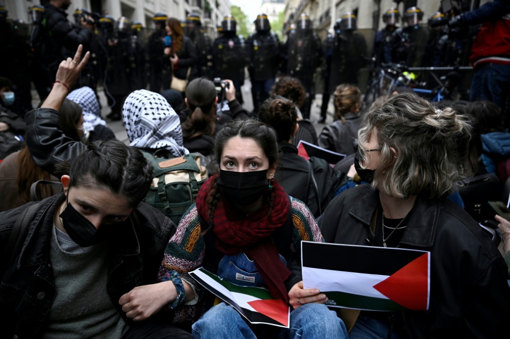 طلاب متظاهرون ينظمون مسيرة مؤيدة للفلسطينيين في جامعة ساينس بو في باريس (ا ف ب)