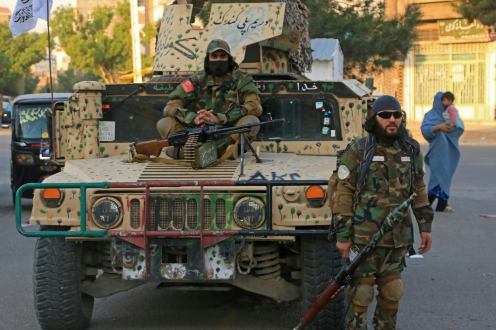 عناصر أمن أفغان عند نقطة تفتيش في احد شوارع هرات في 10 نيسان/ابريل 2024. (أ ف ب)   