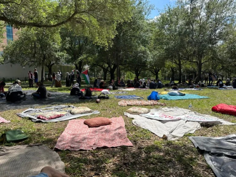 الشرطة المحلية منعت نصب خيام الطلاب المعتصمين داخل حرم جامعة جنوب فلوريدا (الجزيرة)