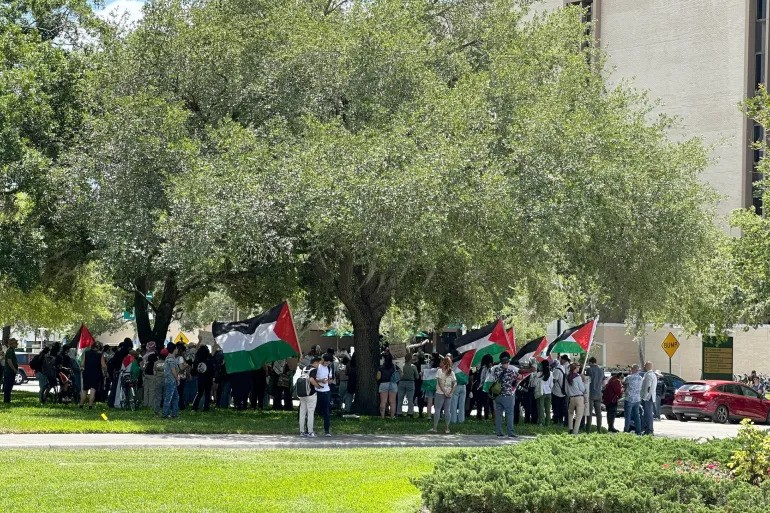 بداية المظاهرات الطلابية داخل جامعة جنوب فلوريدا الأميركية (الجزيرة)