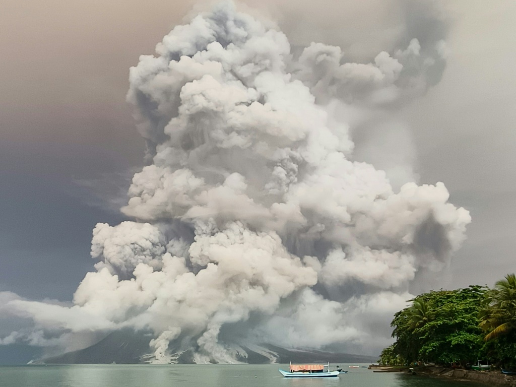 شوهد ثوران بركان جبل روانج من جزيرة تاجولاندانج المجاورة (ا ف ب)