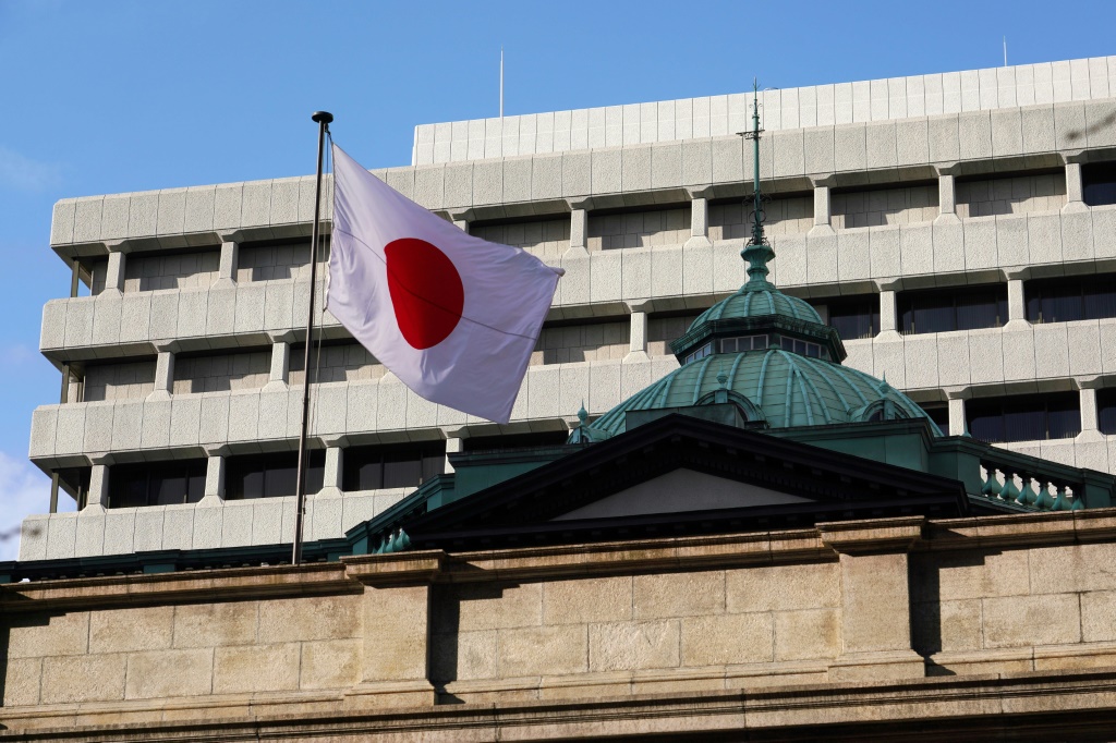 العلم الياباني يرفرف عند مقر بنك اليابان المركزي في طوكيو في 23 كانون الثاني/يناير 2024 (أ ف ب)   