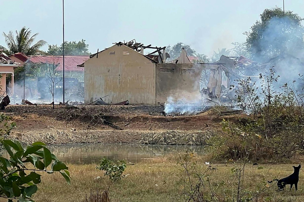  قالت وزارة الدفاع الكمبودية إن موجة الحر الشديدة التي تجتاح جنوب شرق آسيا لعبت دورا في انفجار ذخيرة أدى إلى مقتل 20 جنديا في قاعدة عسكرية (ا ف ب)